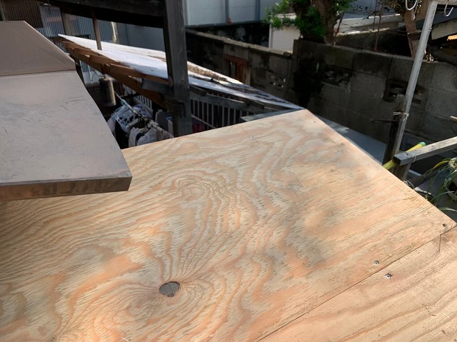 野地板の不陸調整凸凹